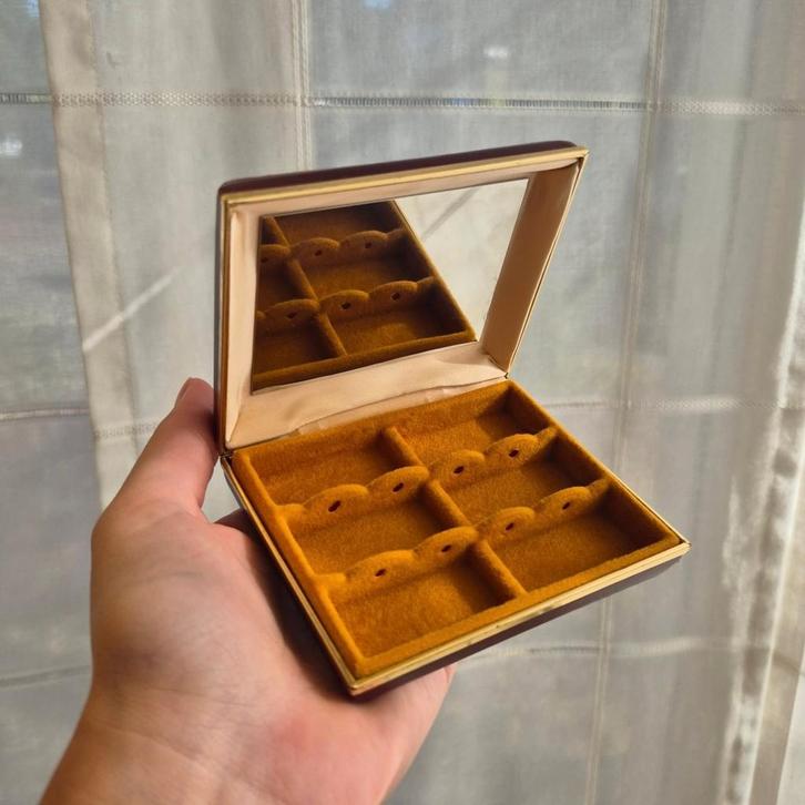 Vintage sierradendoosje, Sieraden, Tassen en Uiterlijk, Beautycases, Gebruikt, Hardcase, Rood, Met spiegeltje(s), Ophalen of Verzenden