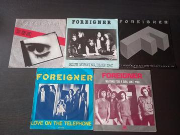 5 singles van pop / rock band Foreigner beschikbaar voor biedingen