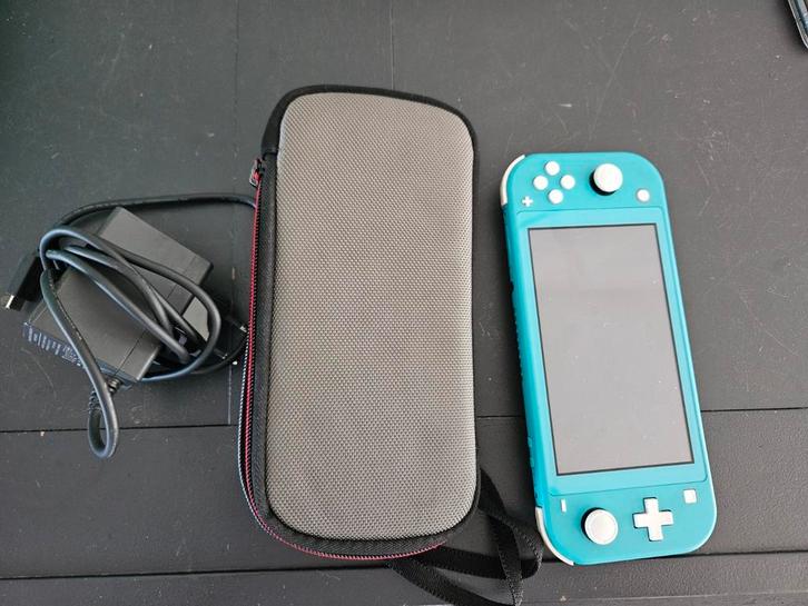 Nintendo Switch Lite – Blauw – Compleet met oplader & hoes, Spelcomputers en Games, Spelcomputers | Nintendo Switch Lite, Zo goed als nieuw
