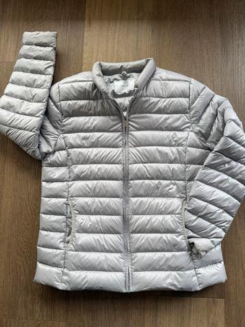 Fijne stijlvolle zilvergrijs donsjack maat L van Opus beschikbaar voor biedingen