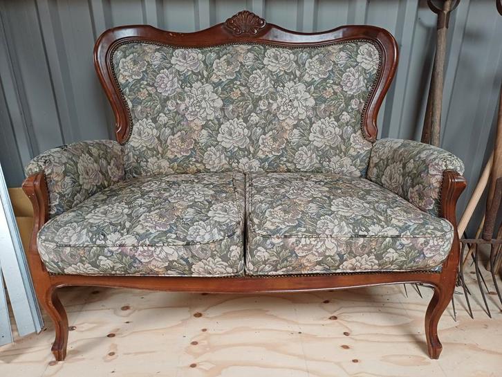 Klassieke Tweezitsbank met Bloemenmotief, Huis en Inrichting, Banken | Bankstellen, Gebruikt, Rechte bank, Tweepersoons, Minder dan 150 cm