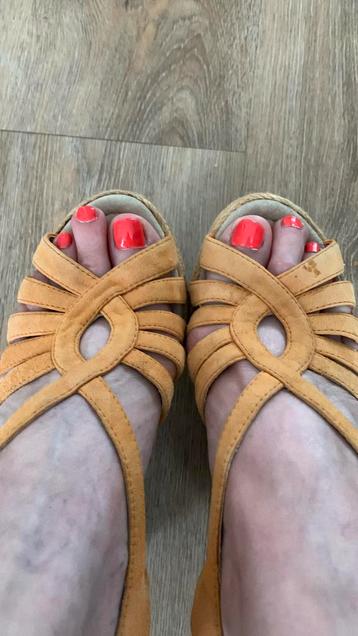 Hoge slee hakken in warme oranje kleur beschikbaar voor biedingen