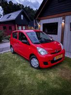 Daihatsu Cuore 1.0 5D 2009 Rood, Auto's, Voorwielaandrijving, Stof, 600 kg, 4 stoelen