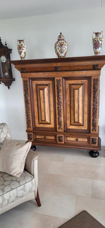 Mooie kolom kast beschikbaar voor biedingen