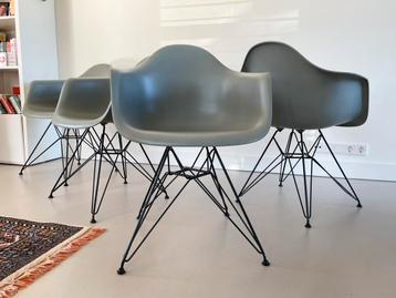 2x Vitra Eames kuipstoelen moss grijs dar beschikbaar voor biedingen