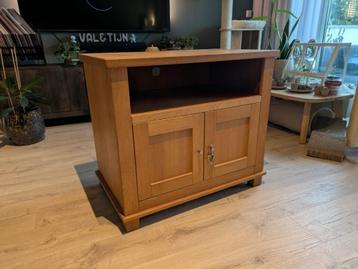 Houten kast beschikbaar voor biedingen