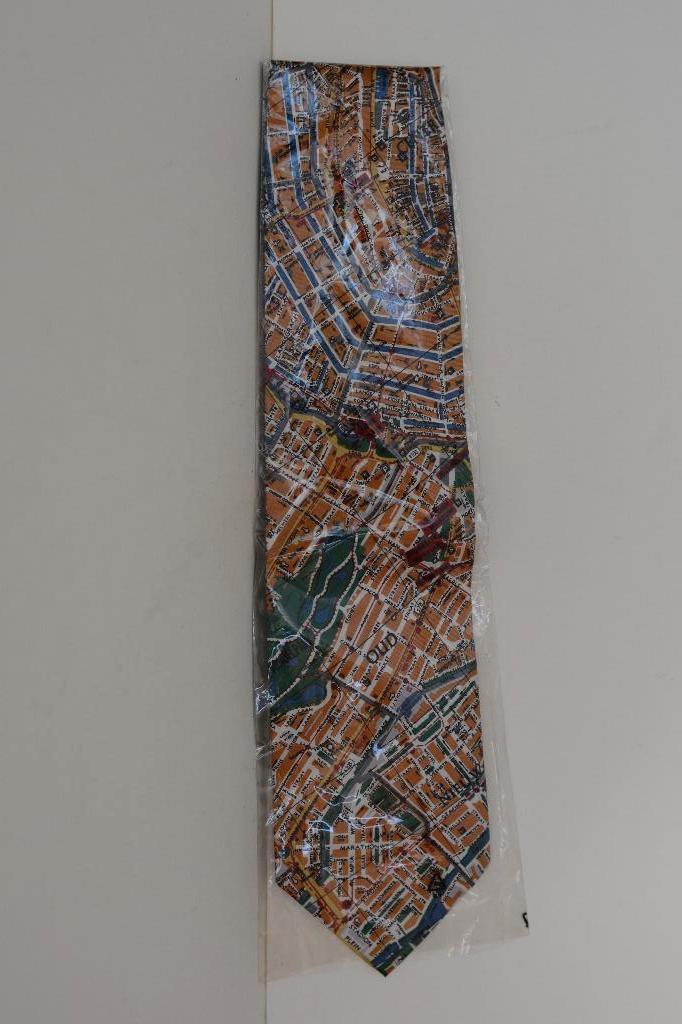 CURIOSA AMSTERDAM 750 JAAR PLATTEGROND ZIJDEN STROPDAS D55, Boeken, Atlassen en Landkaarten, Zo goed als nieuw, Landkaart, Nederland