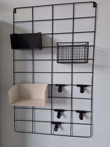Metalen Wandrek met Accessoires beschikbaar voor biedingen