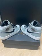Jordan 1 Mid Light Smoke Grey - Zo goed als nieuw, Kleding | Heren, Nieuw, Ophalen of Verzenden, Sneakers of Gympen, Nike Air Jordan