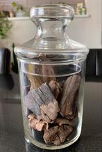 Glazen pot gevuld met fossiele bot en kiesfragmenten, Verzamelen, Ophalen of Verzenden, Fossiel