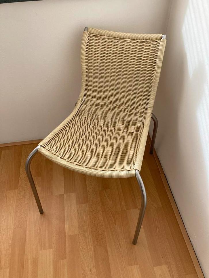 (Twee stuks) Rieten (kunststof) stoeltjes met Metalen Poten, Huis en Inrichting, Stoelen, Zo goed als nieuw, Eén, Metaal, Wit