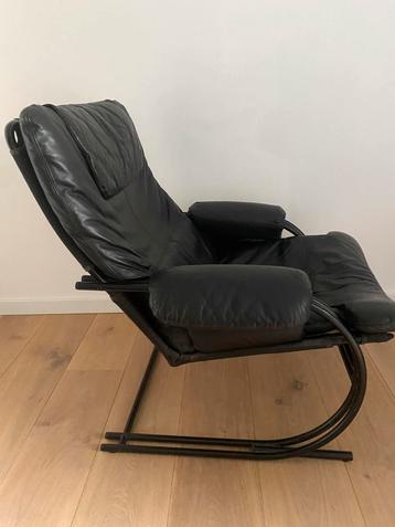 Retro - Vintage fauteuil jaren ’80 zwart leer beschikbaar voor biedingen
