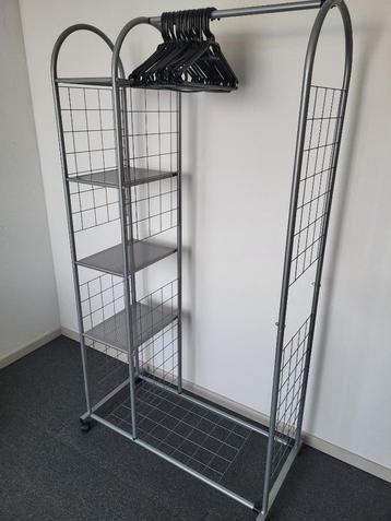Kledingrek metaal. Deel legplankjes en deel hang. beschikbaar voor biedingen