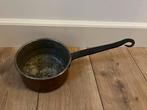 Steelpan antiek rood koper binnrnkant vertind ijzeren steel, Ophalen of Verzenden, Gebruikt, Gietijzer, Kookpan of Snelkookpan