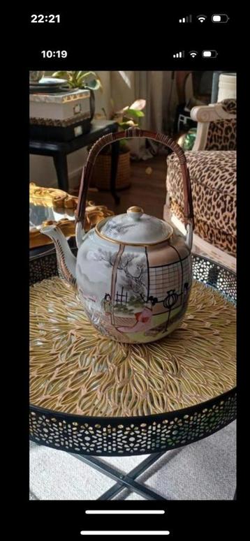 Vintage Japanse keramieken theepot met  houten hengsel beschikbaar voor biedingen