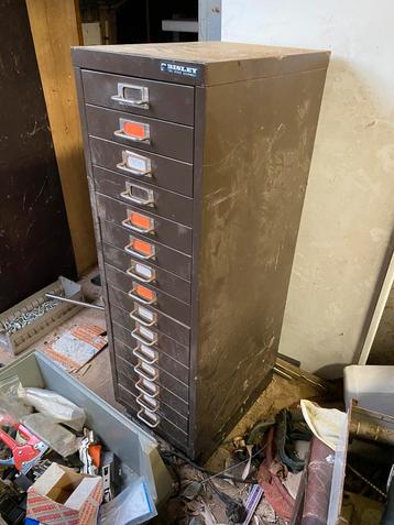 Stalen ladekast . beschikbaar voor biedingen