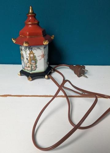 Antiek Chinees pagode parfumlampje beschikbaar voor biedingen
