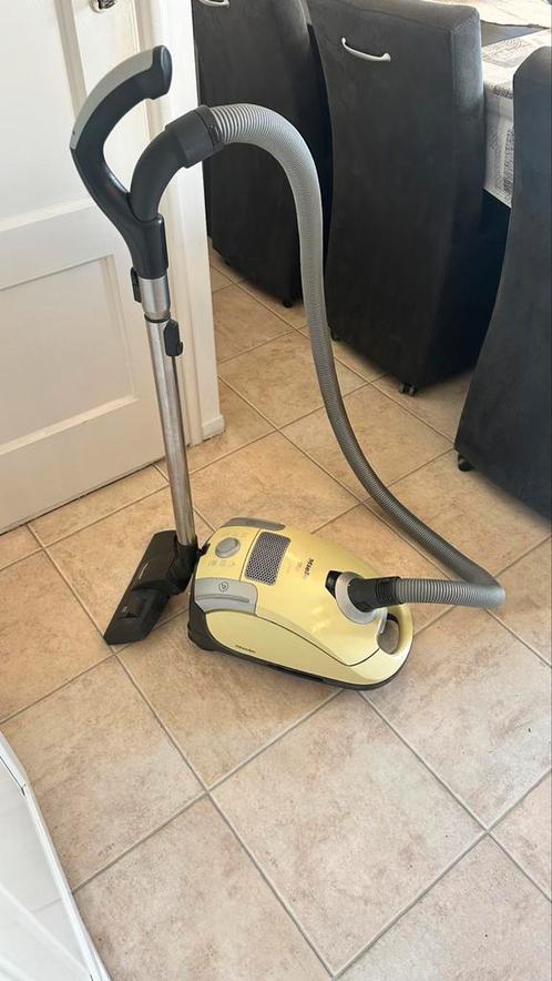 Miele stofzuiger 1800 watt, Witgoed en Apparatuur, Stofzuigers, Zo goed als nieuw, Stofzuiger, 1600 tot 2000 watt, Stofzak, Ophalen