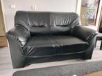 GRATIS. Zwarte leren 2-zitsbank - Goede staat, Ophalen, Tweepersoons, Leer, Zo goed als nieuw