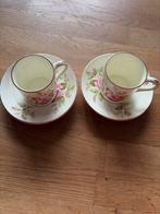 Twee kleine koffiekopjes met bloemmotief, Gebruikt, Ophalen of Verzenden, Overige stijlen, Kop(pen) en/of Schotel(s)