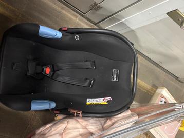 Tweede hands  baby autostoel te koop beschikbaar voor biedingen