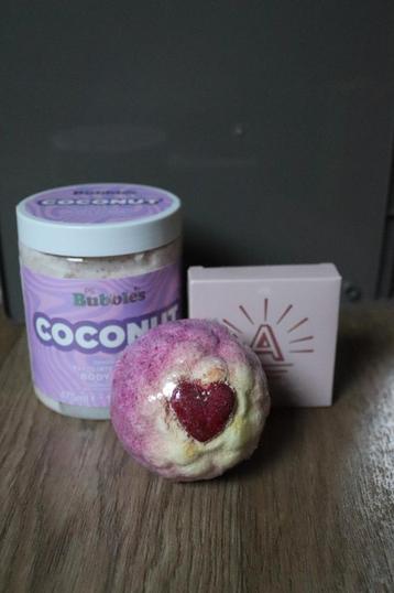 Scrub, douche gel en een bruisbal beschikbaar voor biedingen