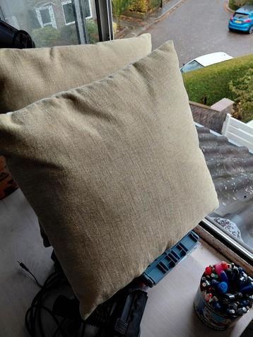 2 Nieuwe Maïsgele Kussens - 43x43cm beschikbaar voor biedingen