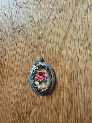 Vintage miniatuur borduurhanger beschikbaar voor biedingen