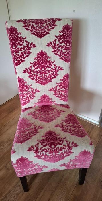 Roze eetkamerstoel met zwarte houten poten beschikbaar voor biedingen