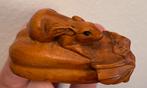 Netsuke, buxushout, muis/rat op vrucht. Krabt aan oor., Antiek en Kunst, Kunst | Beelden en Houtsnijwerken, Ophalen