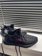 Yeezy zwart rood, maat 42 2/3, Kleding | Heren, Schoenen, Ophalen of Verzenden, Zo goed als nieuw, Zwart