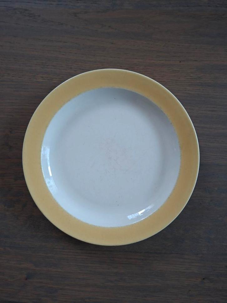 Broodbordje ontbijtbord Royal Maastricht gele rand., Antiek en Kunst, Antiek | Servies los, Ophalen of Verzenden