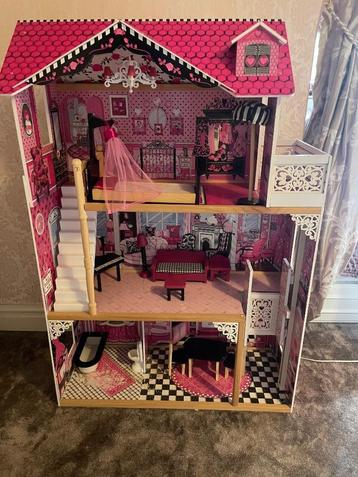 Poppenhuis met meubeltjes beschikbaar voor biedingen