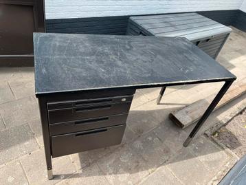 Bureau, stalen onderstel