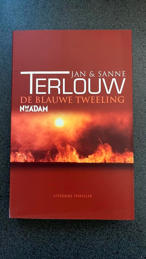Jan Terlouw - De blauwe tweeling, Boeken, Thrillers, Zo goed als nieuw, Ophalen of Verzenden