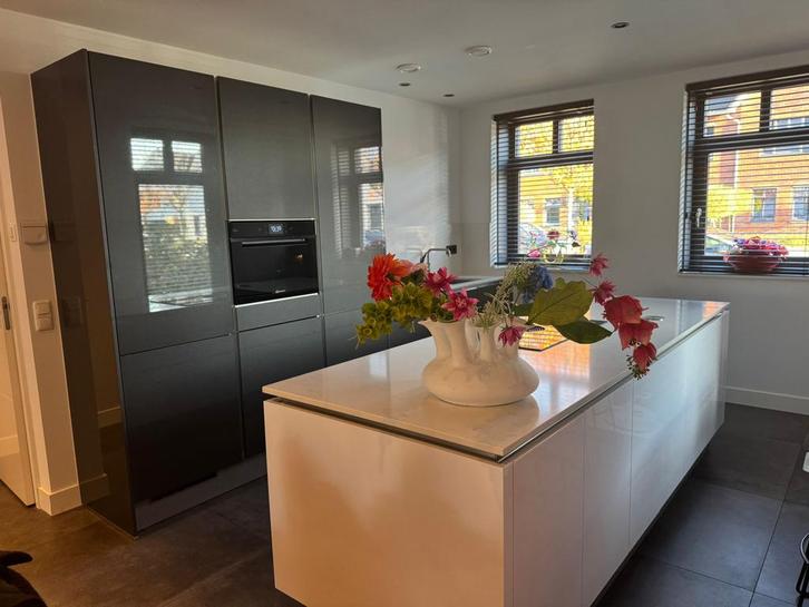 Strakke moderne complete keuken, met eiland, Huis en Inrichting, Keuken | Complete keukens, Zo goed als nieuw, Ophalen