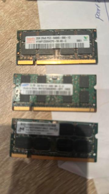 3x 2GB DDR geheugen sims beschikbaar voor biedingen
