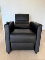 Elektrische grote sta-op stoel in zwart leer en als nieuw, Huis en Inrichting, Fauteuils, Ophalen, Tijdloos - Modern, Zo goed als nieuw
