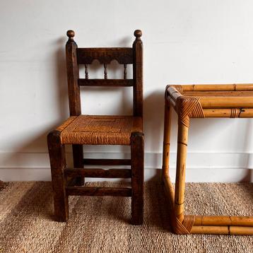 Antiek spaans biezen stoel vintage beschikbaar voor biedingen