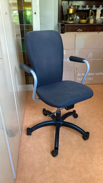 Nette, verrijdbare bureaustoel beschikbaar voor biedingen