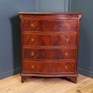 Vintage Bachelor’s Cabinet beschikbaar voor biedingen