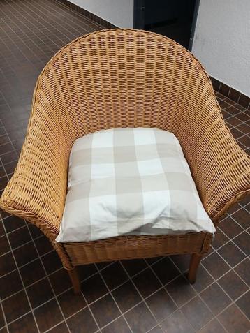 Rotan stoeltje beschikbaar voor biedingen