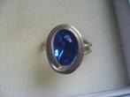 VINTAGE RING MET HELDERE BLAUWE STEEN VERSTELBAAR, Sieraden, Tassen en Uiterlijk, Antieke sieraden, Verzenden, Overige materialen