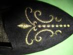 Zwart suede (merk)schoentje (plat) met goud-borduursel, Kleding | Dames, Ophalen, Nieuw, Instappers, Zwart