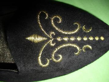 Zwart suede (merk)schoentje (plat) met goud-borduursel beschikbaar voor biedingen