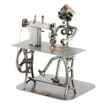 Naaister - naaimachine, naaien, kleding, stoffen, coupeuse beschikbaar voor biedingen