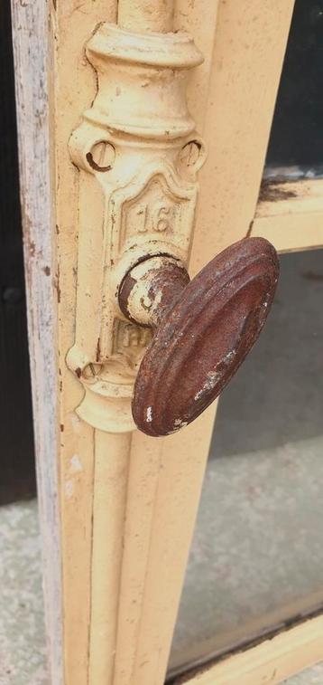 oud frans eiken raam met compleet espagnolet sluitwerk beschikbaar voor biedingen