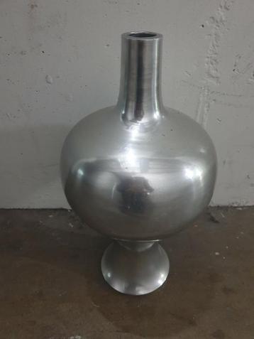 Metalen (RVS) Vaas designmodel 0.40hx0.25br beschikbaar voor biedingen