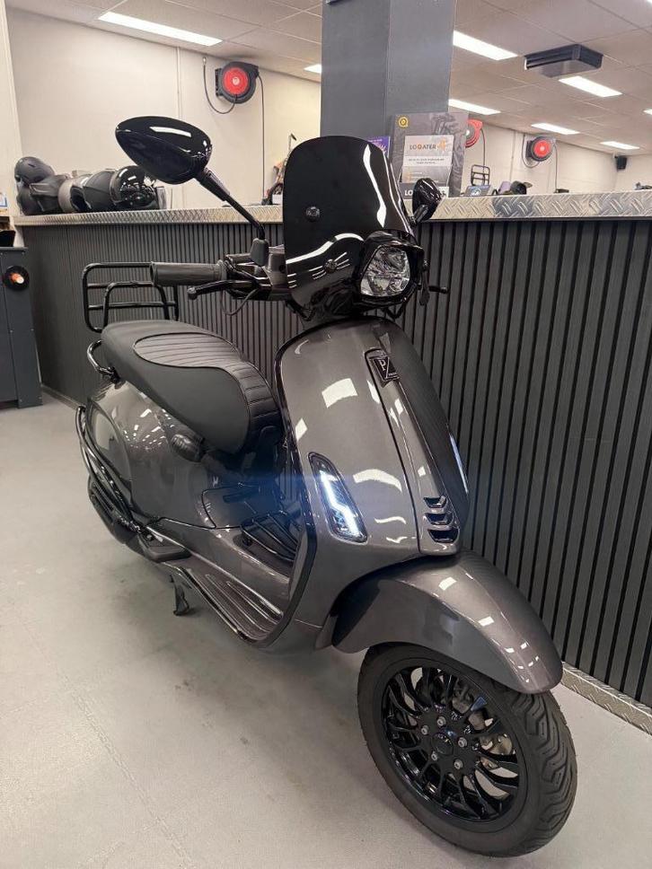 Vespa Sprint Brom Agaat Grijs E5 45KM 2023 Full Option 80CC, Fietsen en Brommers, Scooters | Vespa, Zo goed als nieuw, Maximaal 45 km/u