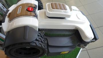 showroom  modellen  robot grasmaaier     -/- 40% beschikbaar voor biedingen